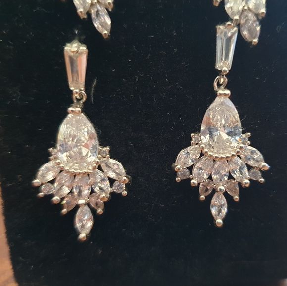 1- Nordstrom Beautiful earrings (1) - Picture 2 of 6